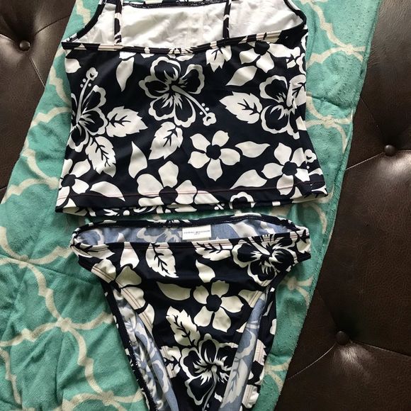 Women’s Tommy Hilfiger bikini in size 10. Black with white flowers pattern - Picture 2 of 3